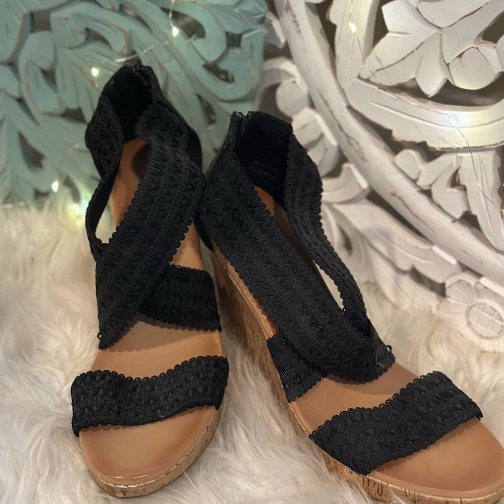 Black crossover wedges